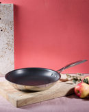 Poêle antiadhésive Castel’Pro Cristel en inox 5-ply avec revêtement Exceliss+.