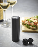 Pompe à vide électrique Preserve de Peugeot pour préserver les vins ouverts, design moderne, facile à utiliser, idéale pour conserver les arômes et la fraîcheur des bouteilles.