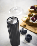 Pompe à vide électrique Preserve de Peugeot pour préserver les vins ouverts, design moderne, facile à utiliser, idéale pour conserver les arômes et la fraîcheur des bouteilles.