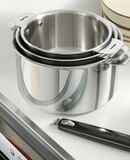 Série de 3 casseroles Salvaspazio avec poignée amovible et couvercles, empilables et compatibles induction.

