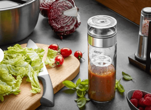  Shaker GEFU utilisé pour réaliser une vinaigrette maison directement dans la cuisine.
