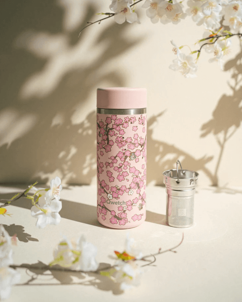 Théière Qwetch Flowers Rose – usage quotidien dans un décor doux