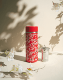 Théière Qwetch Flowers Rouge utilisée pour une infusion nomade