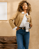 Travel Cup Wild Sable utilisée au bureau ou en déplacement