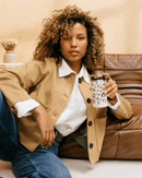 Utilisation du mug Qwetch Wild Sable au bureau ou en déplacement