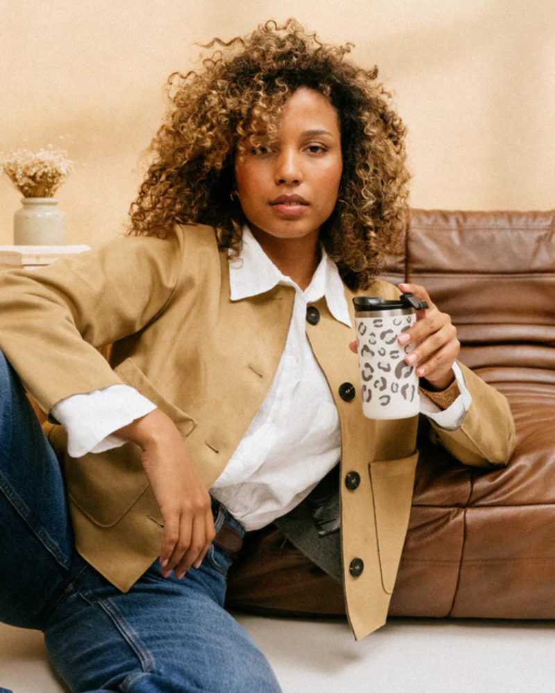 Utilisation du mug Qwetch Wild Sable au bureau ou en déplacement