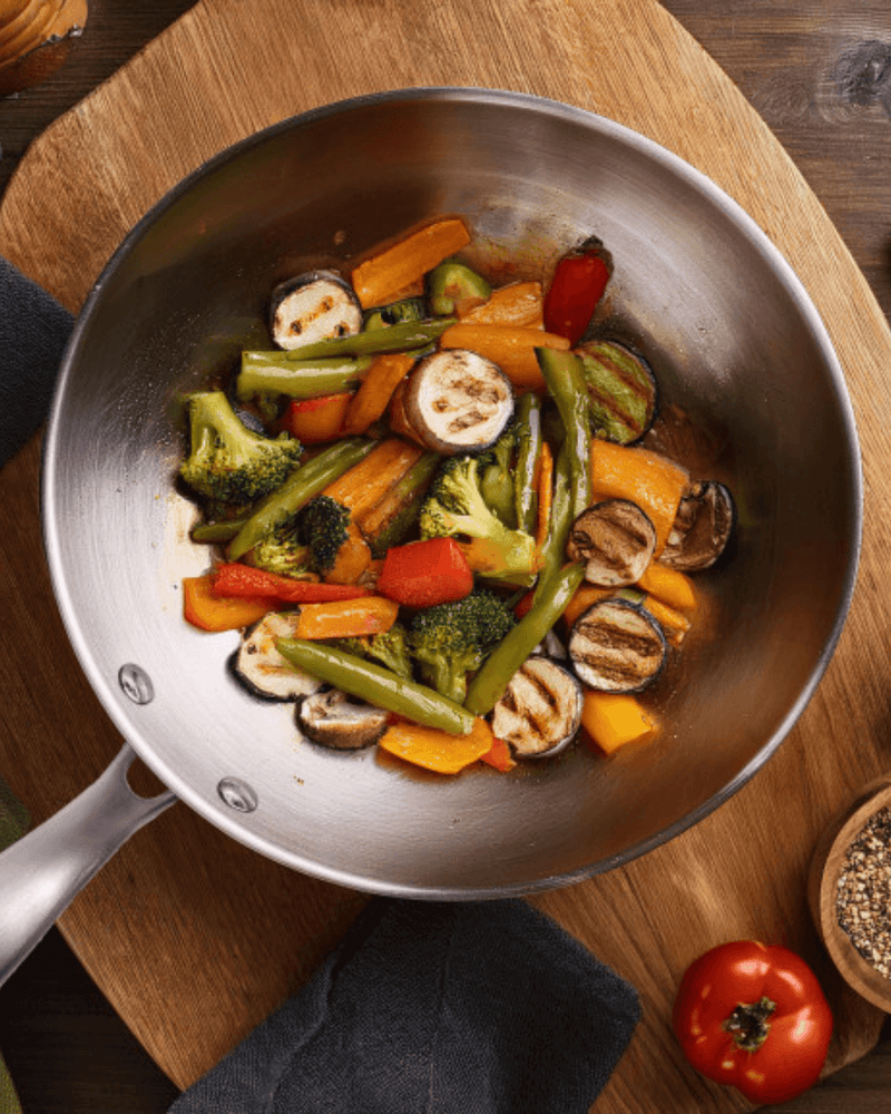 Wok inox Cuisinox sur plaque induction – sauté de légumes croquants