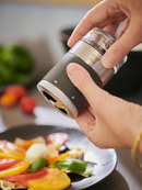 Moulin Peugeot Maestro, innovation culinaire avec réservoirs interchangeables, idéal pour les poivres rares et mélanges aromatiques.