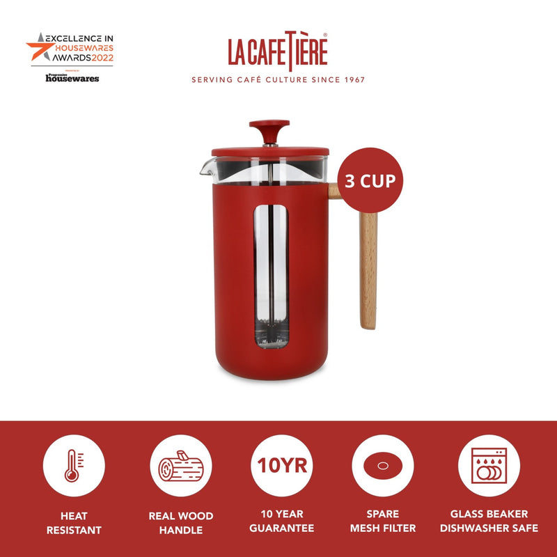 Préparation du café avec la cafetière à piston PISA Rouge, pour une extraction parfaite des arômes.