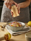 Moulin à graines de lin ISEN Naka Peugeot en bois naturel avec mécanisme breveté.