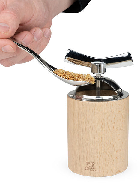Cuillère doseuse de 5g incluse avec le moulin ISEN Peugeot, pour un dosage précis des graines de lin à consommer chaque jour.