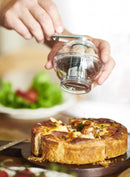 Moulin à muscade Peugeot Tidore, corps en acrylique transparent, hauteur 11 cm, mécanisme Peugeot en acier inoxydable garanti à vie, mouture fine et sécurisée.