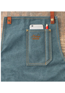 Tablier avec poches pratiques et passant torchon intégré.