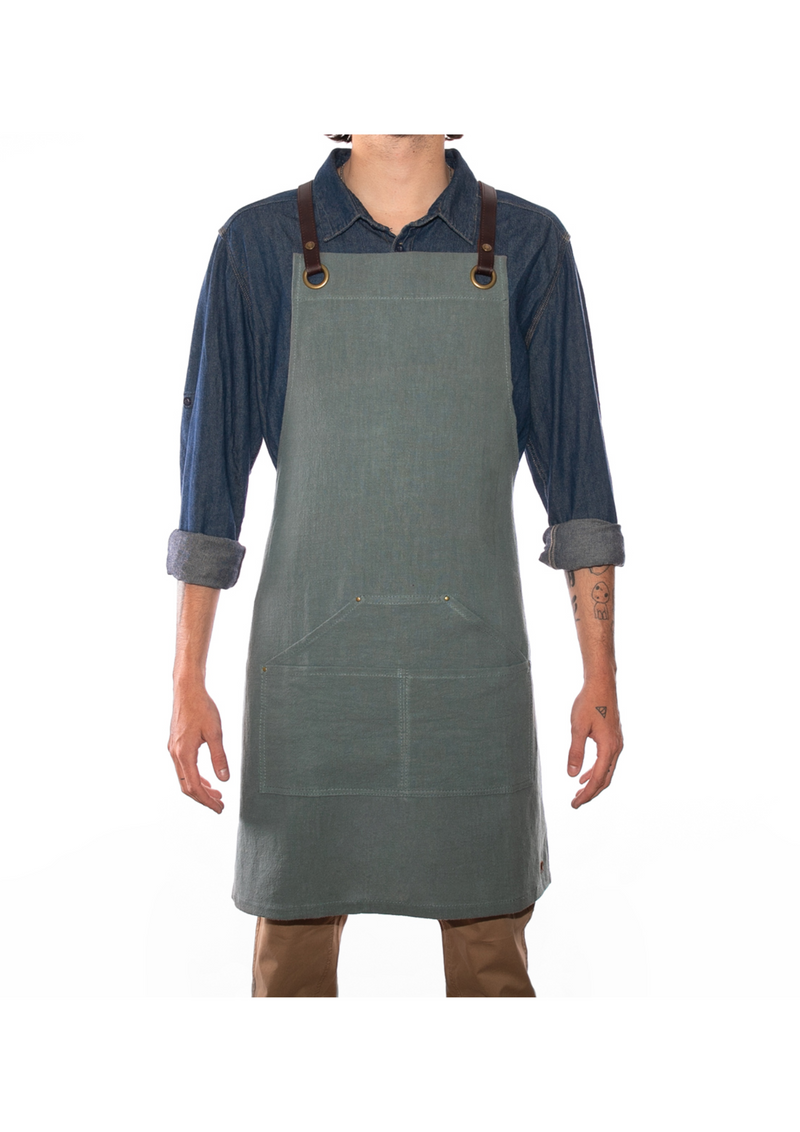 Tablier Alaskan Maker N°173 en lin lavé vert, doux et léger.