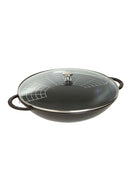 Wok induction STAUB 37 cm – fonte émaillée, couvercle verre & grille (Fabriqué en France)