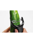 Éplucheur OXO avec lame pivotante, parfait pour les carottes, courgettes, potimarrons, et autres légumes, pour un épluchage précis et rapide.