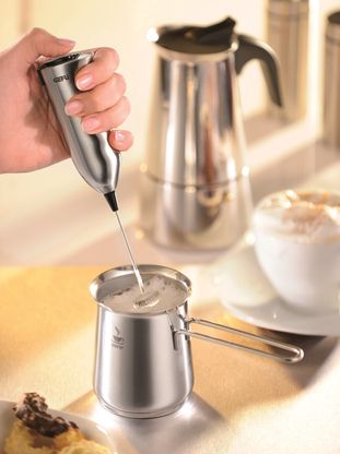 Préparation d’une mousse de lait pour cappuccino avec le GEFU MARCELLO