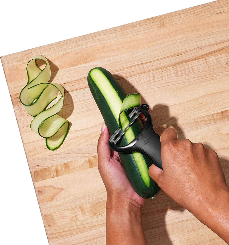 Éplucheur Rasoir en Forme de Y OXO, conçu avec une lame pivotante et un manche ergonomique, idéal pour éplucher les légumes longs et ronds.