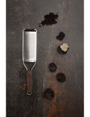 Râpe fine Microplane Master avec manche en bois, idéale pour râper des épices et des agrumes.