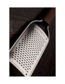 Râpe à gros grains Microplane Master avec manche en bois, idéale pour râper cheddar et légumes.
